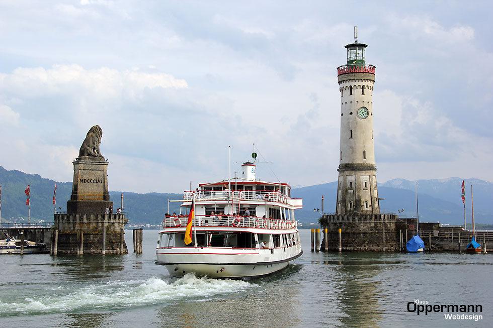 Lindau Bodensee Schiff Hafeneinfahrt Loewe Leuchtturm