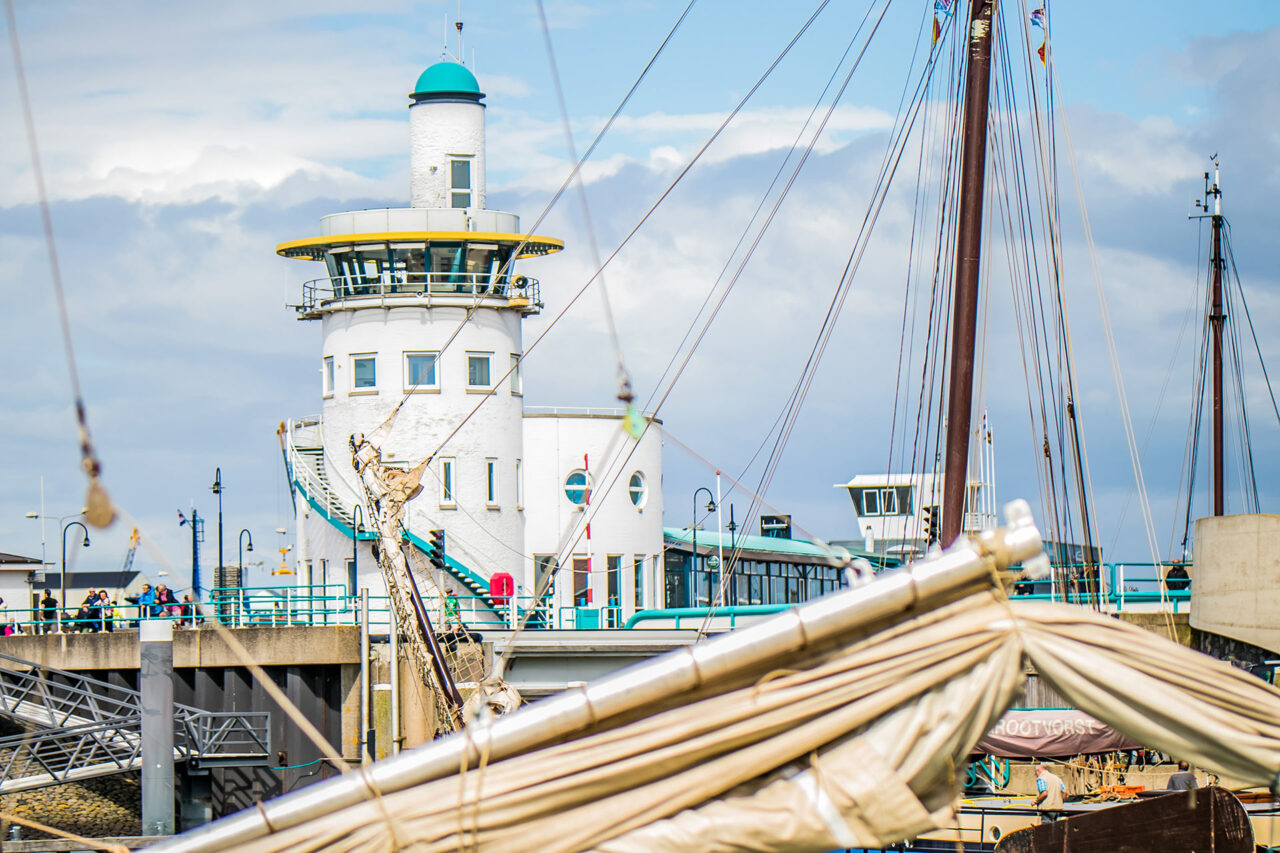 Haarlingen Leuchtturm Hafen 01 Segeln auf dem IJsselmeer
