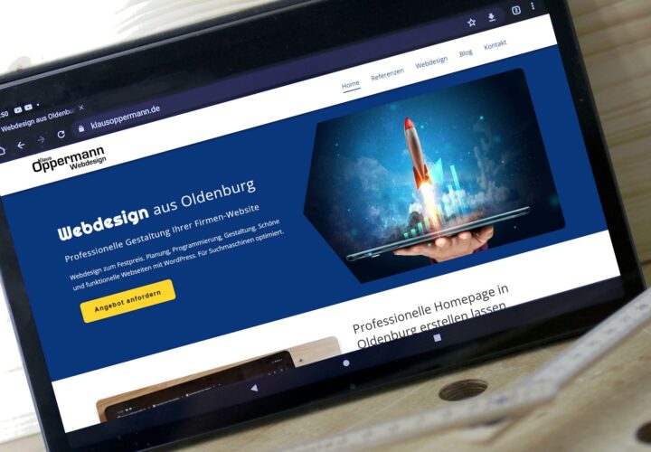 Tablet zeigt Homepage von Webdesigner aus Oldenburg
