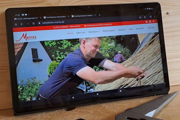 Tablet zeigt Homepage von Reetdachdecker aus Bad Zwischenahn