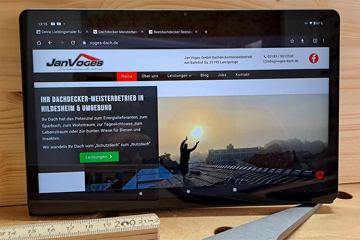 Tablet mit Screenshot der Homepage von Dachdecker aus Hildesheim