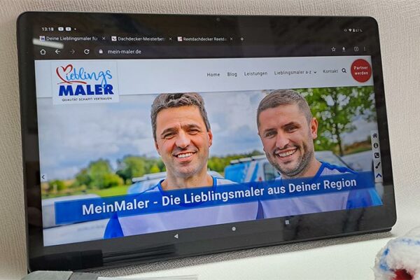 Tablet zeigt Homepage von Malern aus Hannover